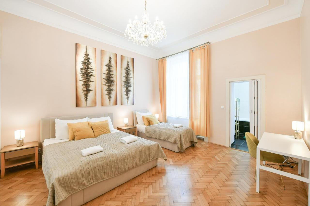 Stunning Charles Bridge Apartment براغ المظهر الخارجي الصورة